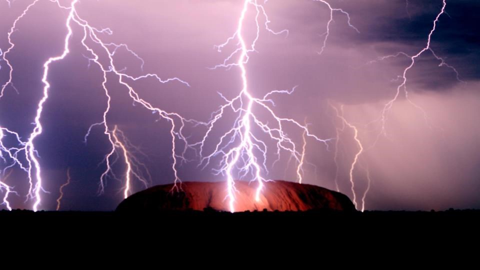 Munjevita noćna igra - Uluru, Australija