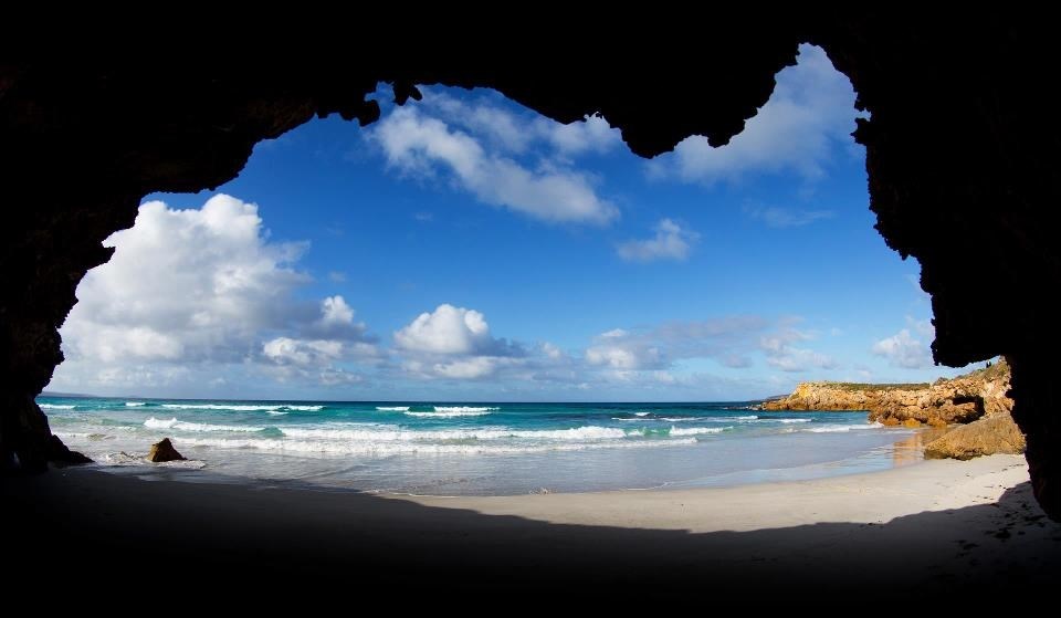 Rajska plaža: Pijesak, more i špilja