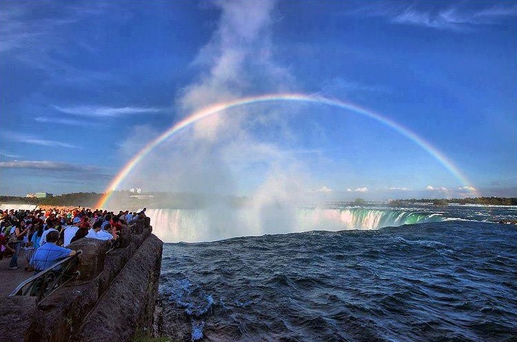 Duga nad vodopadom