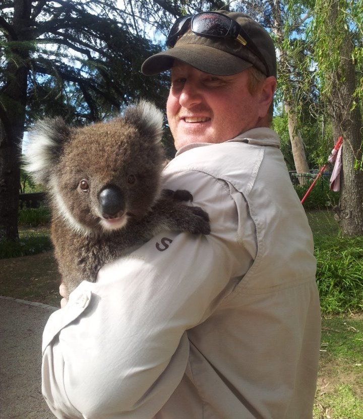 Vesela koala zagrlila svog ZOO čuvara