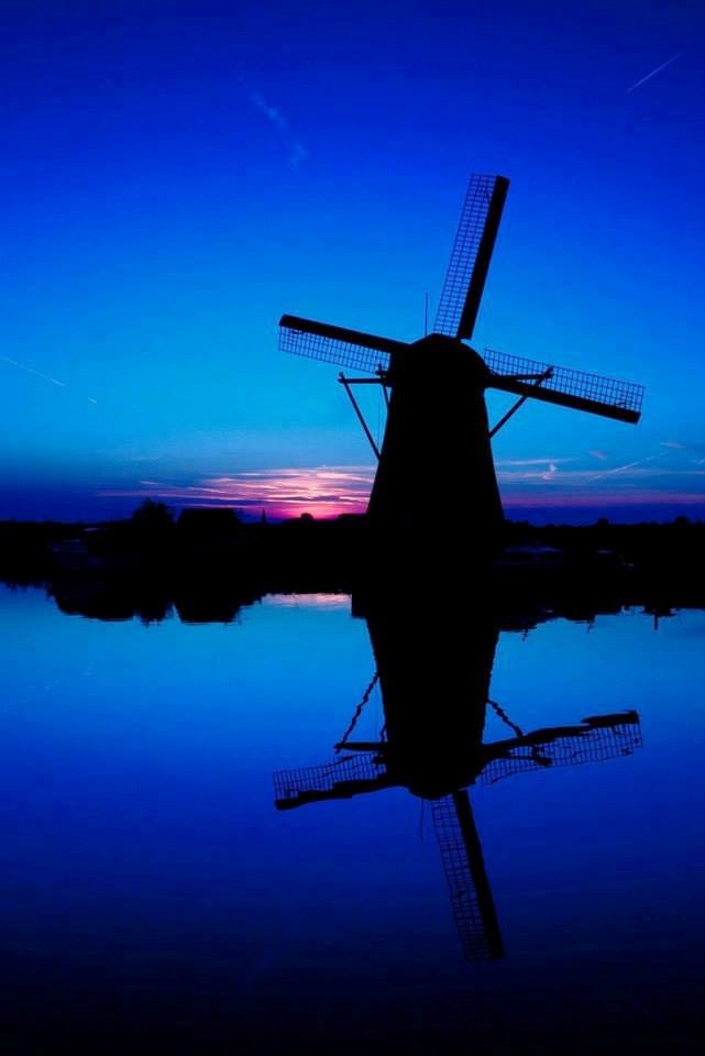 Vjetrenjača u plavom sutonu