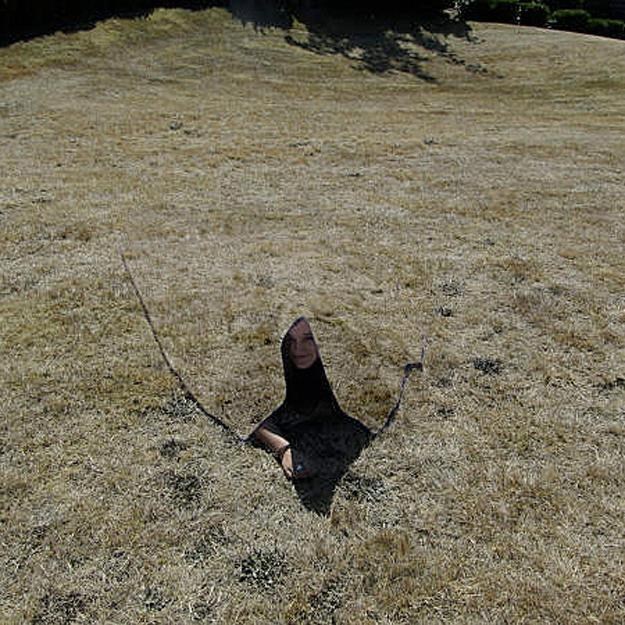 Kamuflaža i pol - stopi se s travnjakom