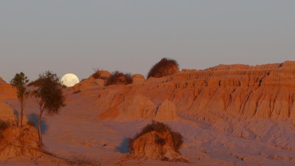 Mjesec izranja iz pustinje