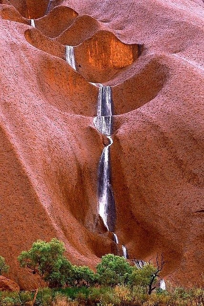Slapovi koje je stvorila kiša - Uluru, Australija