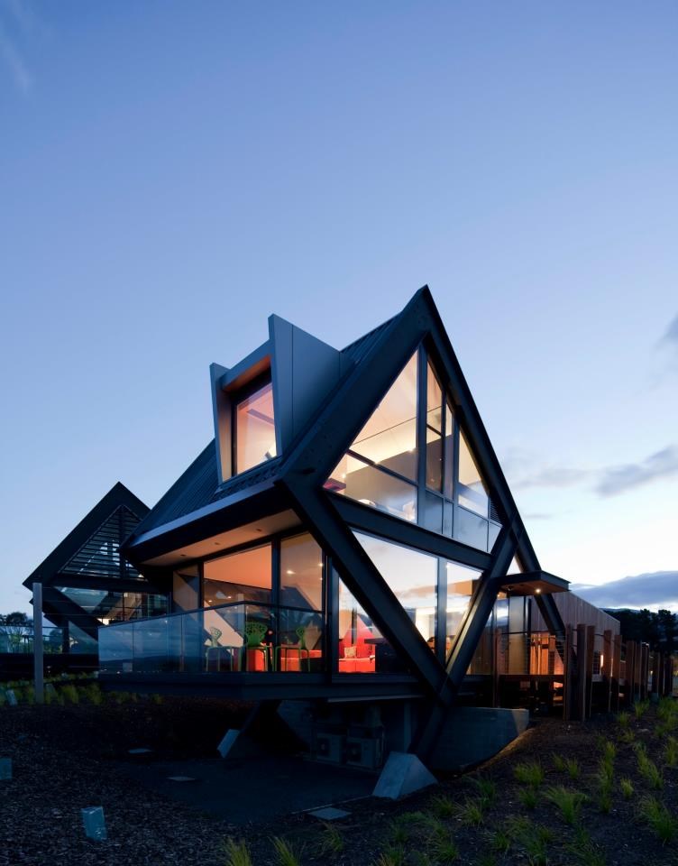 Tko bi živio u kući sa staklenim zidovima? :)