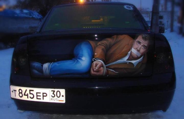 Trolanje level expert: Rusi na gepeku auta naslikali otmicu