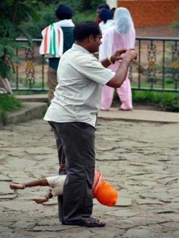 "Mali, ne mrdaj, ima da tati ne promakne ovaj kadar!"