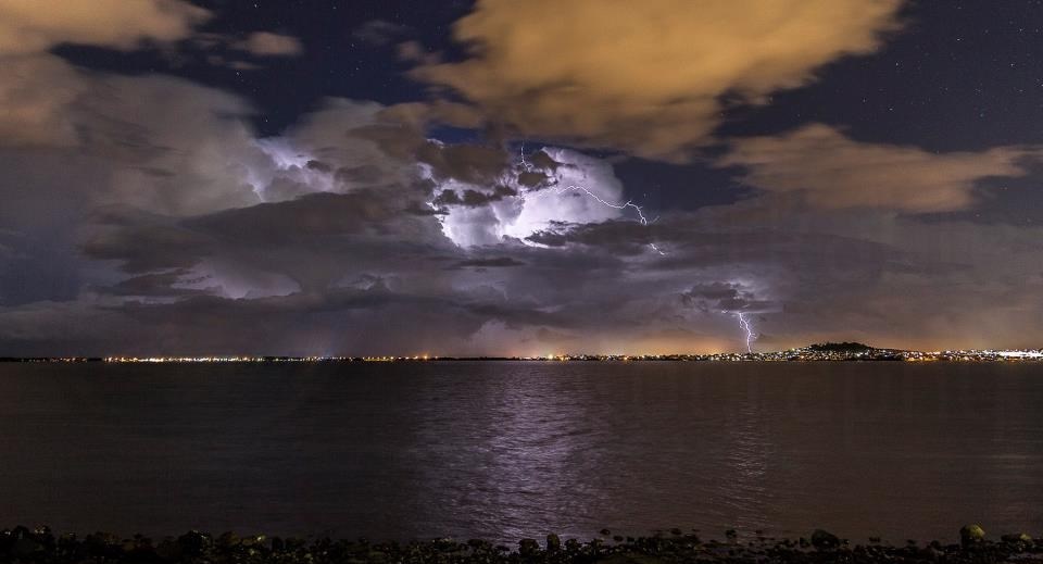 Čarobna igra munji na olujnom nebu