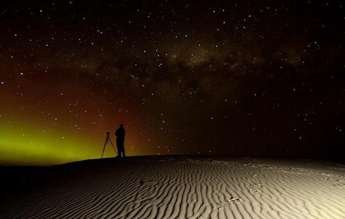 Pogled na auroru australis s tasmanijske pješčane plaže