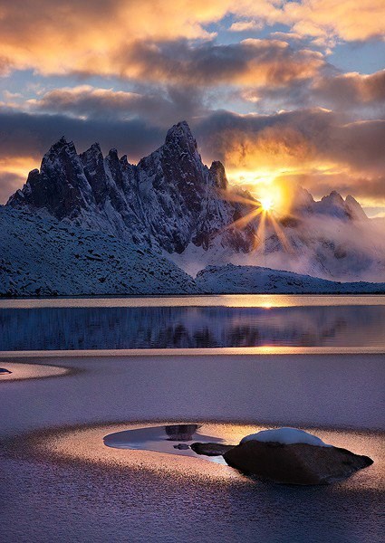 Savršen suton među planinskim snježnim obroncima