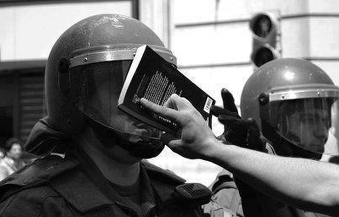 Knjigom na policajca