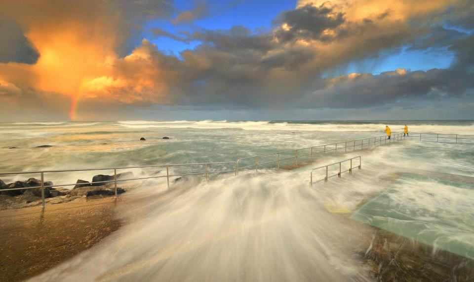 Olujni ocean u suton: Duga, veliki valovi i pecanje