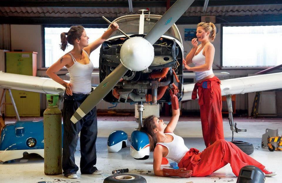 Sexy mehaničarke u akciji - al će piloti padati na zemlju
