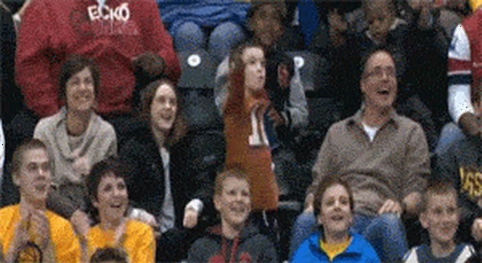 GIF Klinac nasmijao sve oko sebe svojim genijalnim plesom
