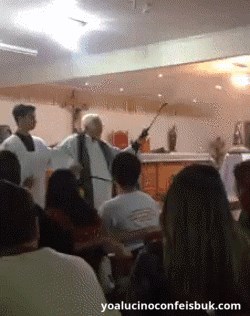 Novo u Crkvi: Moderni svećenici imaju najnoviju metodu blagoslivljanja!