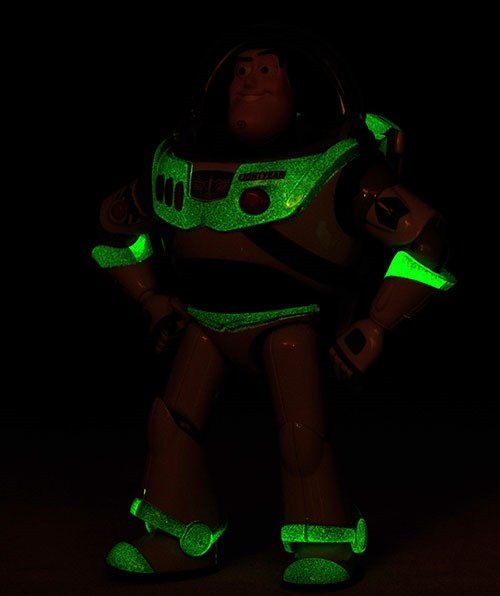 Čudo! Baz Svjetlosni svijetli u mraku!