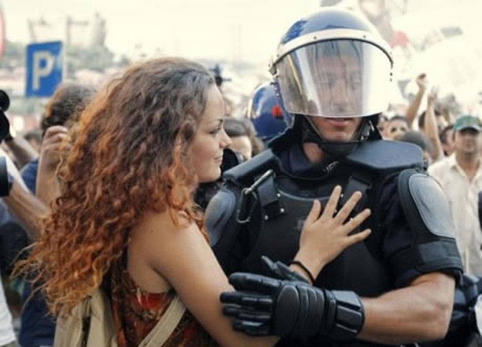 Prosvjednici murju napali seksi ženama