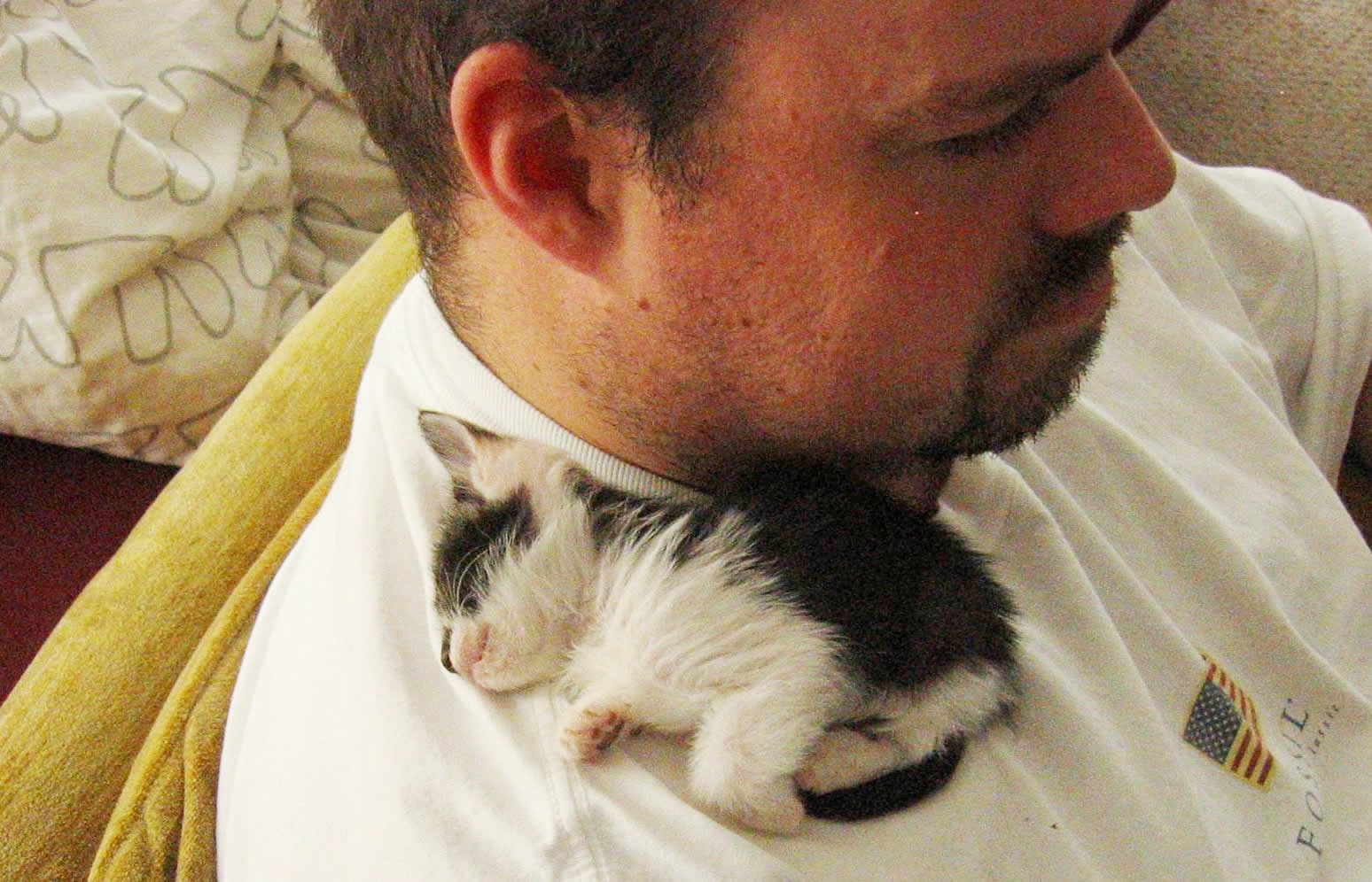 Otkako je spašena, ne želi spavati osim na ramenu