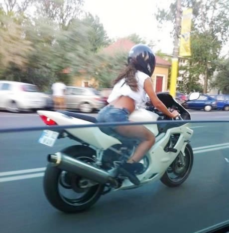 Seksi Rumunjka zna kako prave žene voze motore