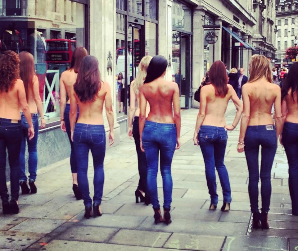 Djevojke u ljetnim haljin...ovaj, topless?