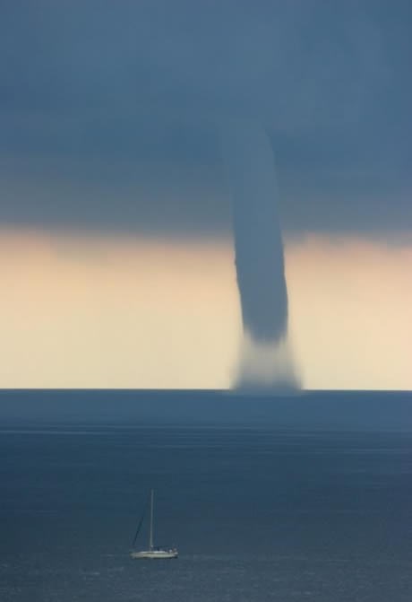 Gigantski tornado jede more
