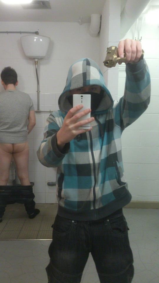 Opaki frajer opakost podupro golim muškim dupetom