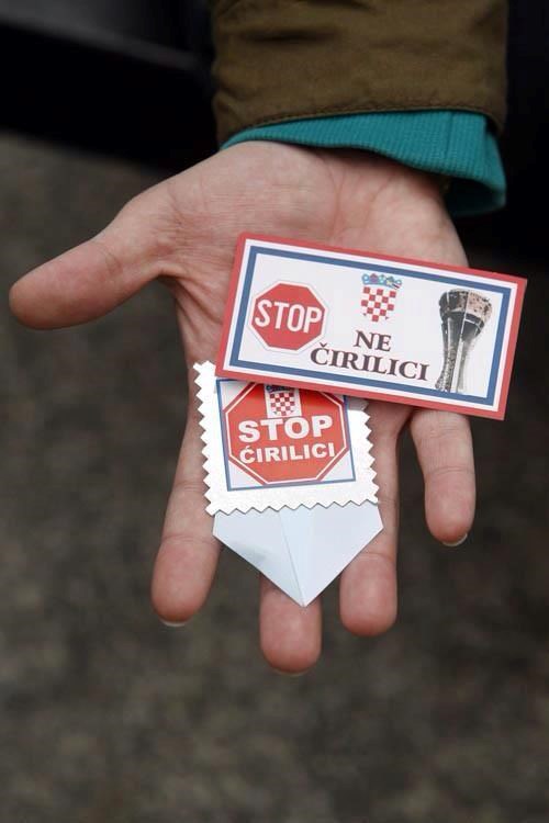Ne "Čirilici"? Ne znaju ni latinicu, a rušili bi drugo pismo