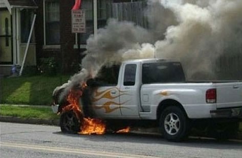 Kad priroda oponaša umjetnost - eto ti vatre na autu