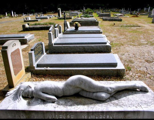 Ucviljena udovica naručila bizarnu grobnicu