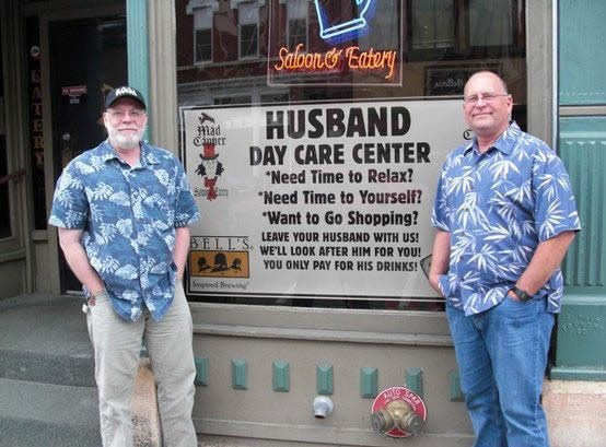 Kafić reklamira kao "dnevni vrtić za muškarce"