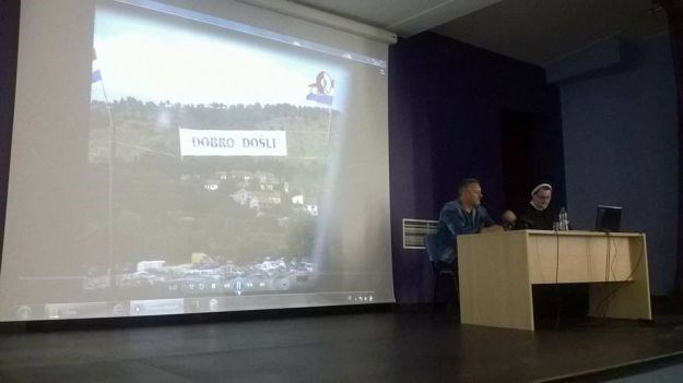 Thompson održao predavanje školarcima uz "Čavoglave" i pozdrav "Za dom spremni"