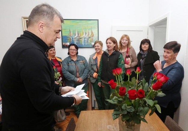 I to se događa u Hrvatskoj: Direktor djelatnicama poklonio ruže, novac i slobodan dan