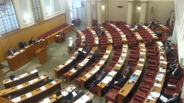 Glasaj i bježi: HDZ-ovci osigurali kvorum, ukinuli Mesiću ured pa pobjegli iz sabornice