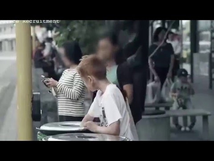VIDEO: Dječak kopa po smeću, nitko ne obraća pažnju!