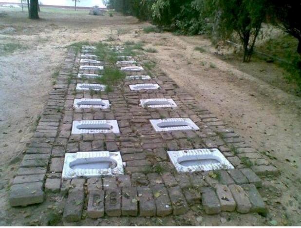 Javni WC u Indiji: Ajde se još jednom požali na naš TOI TOI