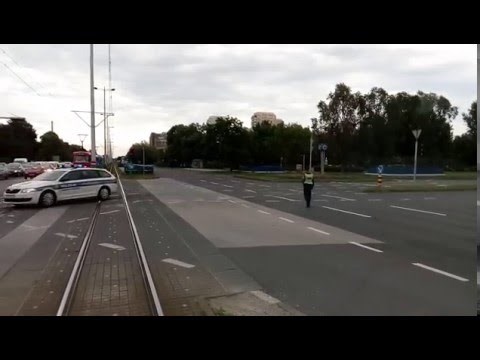 Kmetovi čekaju dok gazde prolaze u limuzinama...