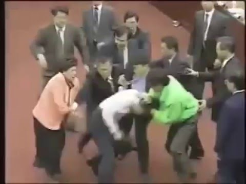 Pogledajmo kako se nesuglasice rješavaju u parlamentima gdje ZAISTA postoji razlika u mišljenju