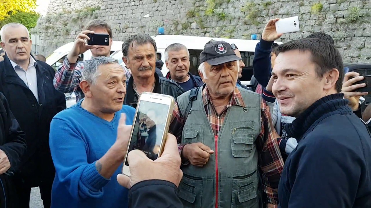 Kritičari dramske umjetnosti u Splitu daju svoj osvrt na predstavu "Naše nasilje i vaše nasilje" saborskom zastupniku Arsenu Bauku