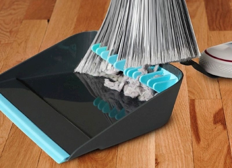 Rešetke na lopatici pomoću kojih možete skinuti prašinu s metle