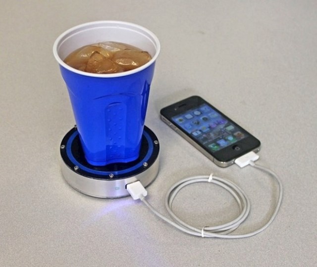 Podložak za piće koji vam puni mobitel kad na njemu držite napitak