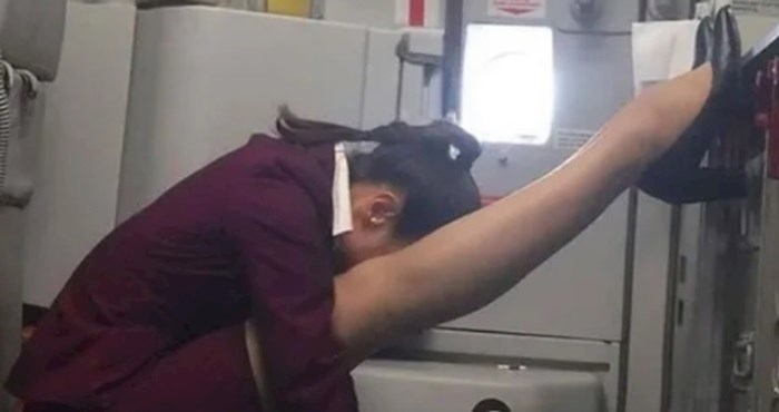 Poza u kojoj je ova stjuardesa odlučila malo odmoriti je urnebesna