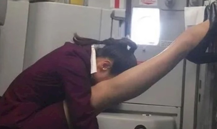 Poza u kojoj je ova stjuardesa odlučila malo odmoriti je urnebesna