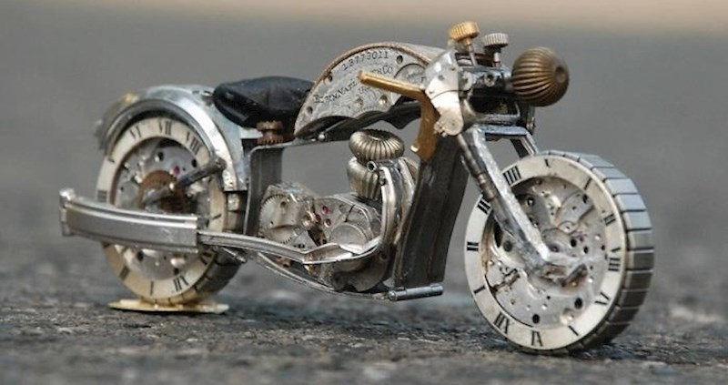 Od starih pokvarenih satova pravi minijaturne skulpture koje će vas oduševiti