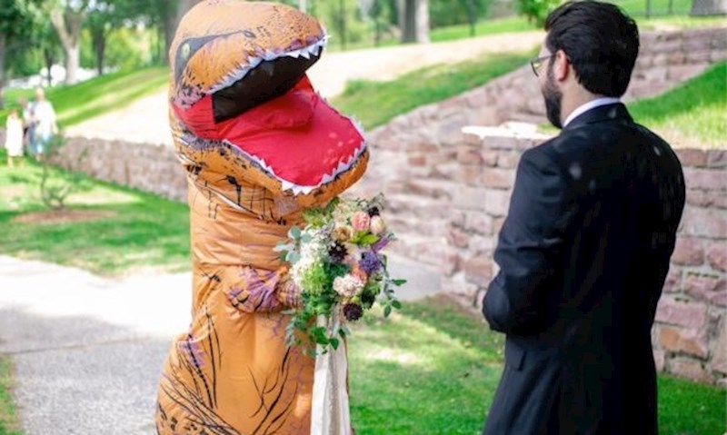 Mladenka šokirala mladoženju došavši na vlastito vjenčanje u kostimu T-Rexa