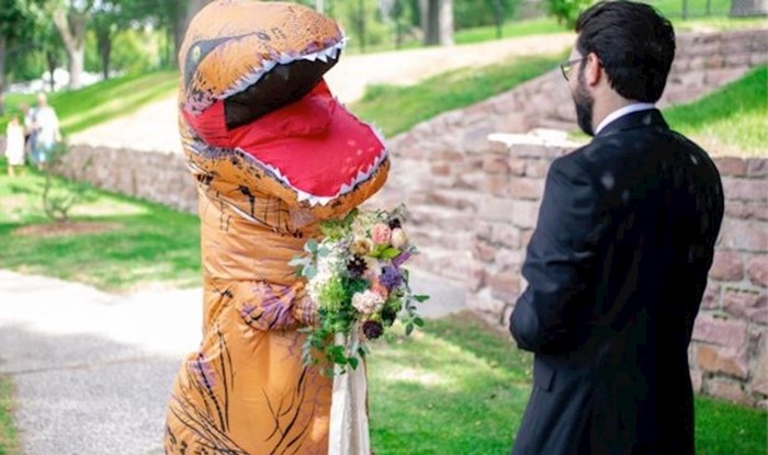 Mladenka šokirala mladoženju došavši na vlastito vjenčanje u kostimu T-Rexa