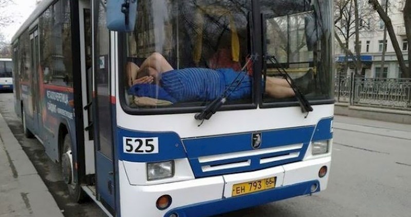 Fotke ljudi koji su zaspali na urnebesnim mjestima u najneobičnijim pozama