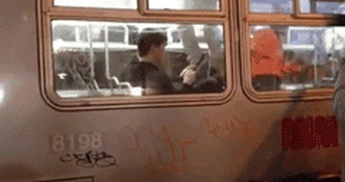 Svi su poludjeli, skaču po tramvaju, a on kao da ga se to ne tiče
