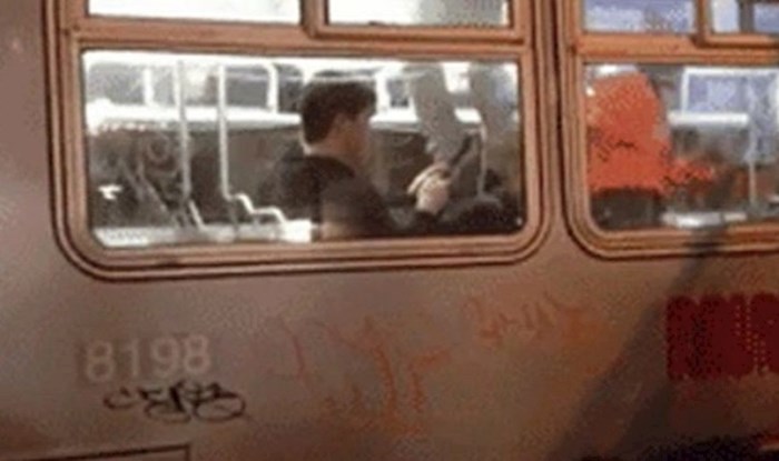 Svi su poludjeli, skaču po tramvaju, a on kao da ga se to ne tiče
