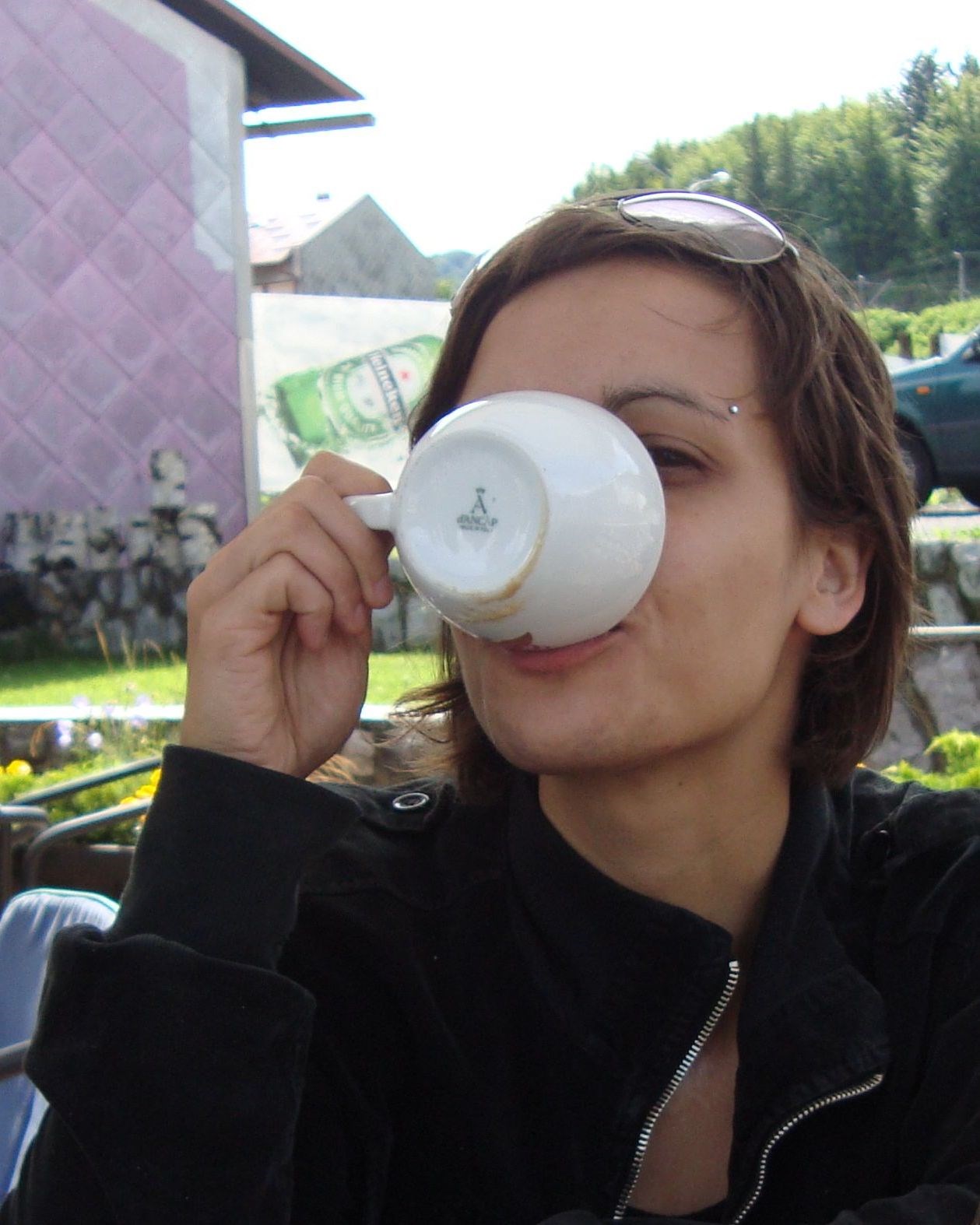 Pale blue Dot i šalica kave