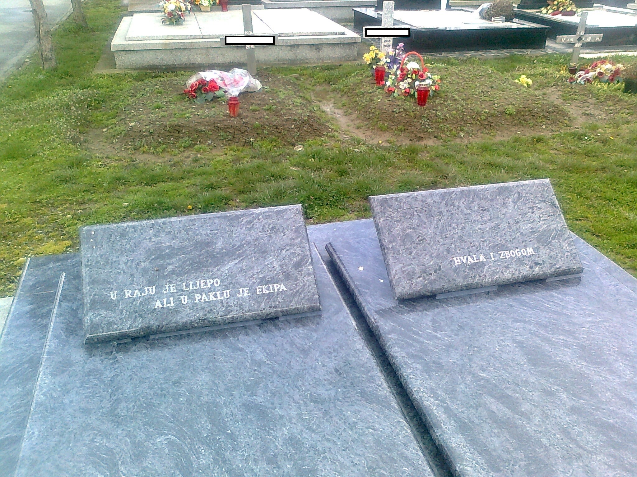 Nadgrobni natpis (lijevi grob, nije fotomontaža)